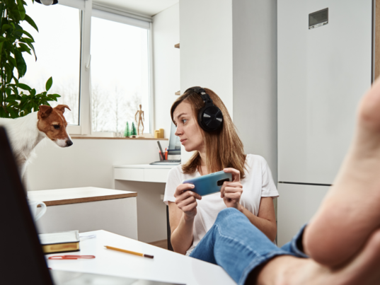 banner-april 1880x1235 (1)