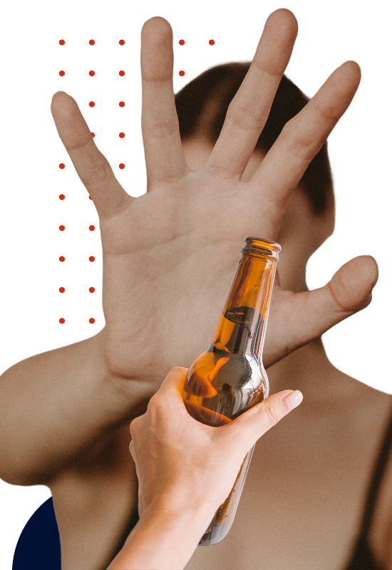 Persoon weigert een biertje met handgebaar, symbool voor het verminderen of stoppen met alcoholgebruik.