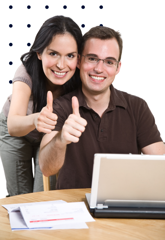 Twee mensen geven een duim omhoog terwijl ze samen achter een laptop zitten, symbool voor succes en steun in een online programma.