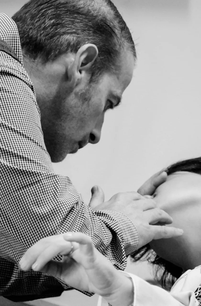 Giancarlo Russo demonstrating non-verbal hypnosis