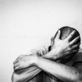 neerslachtig, verdrietig, somber, huilerig, weinig plezier, donkere gedachten