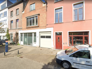 Vooraanzicht van het filiaal van Hypnosecentrum.be in Gent, gevestigd in een modern pand met grote ramen.