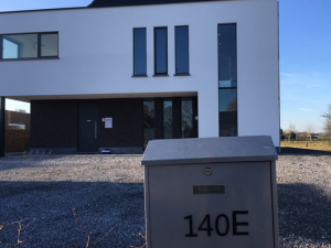 Vooraanzicht van het filiaal van Hypnosecentrum.be in Glabbeek, een modern gebouw met strakke architectuur en een ruime oprit.
