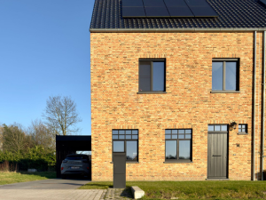 Vooraanzicht van het filiaal van Hypnosecentrum.be in Oud-Turnhout, een modern gebouw met zonnepanelen en een oprit.