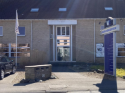 Vooraanzicht van het HypnoseCentrum België filiaal in Bierbeek, met een uitnodigende entree en duidelijke signalisatie.​