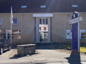 Vooraanzicht van het HypnoseCentrum België filiaal in Bierbeek, met een uitnodigende entree en duidelijke signalisatie.​