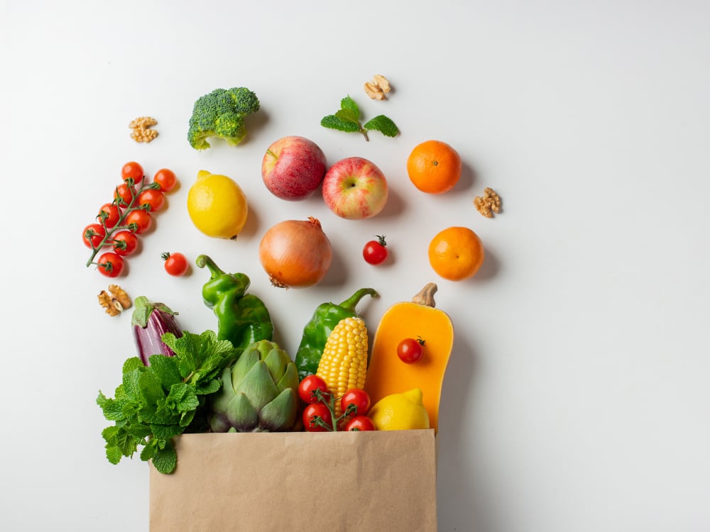 Vermageren dankzij Hypnose 2 Een papieren zak met groenten en fruit.