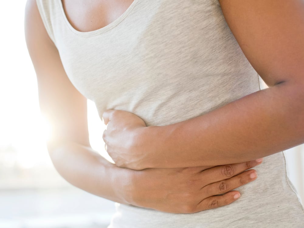 Prikkelbare darm behandelen met Hypnotherapie 2 Een persoon houdt de handen tegen de buik.