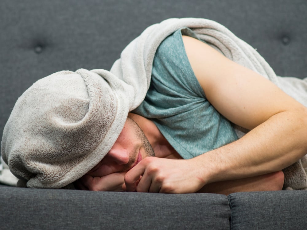 Depressie aanpakken met Hypnotherapie 2 Een persoon ligt op de zij op een bank.